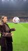 论美女还得是卡里乌斯老婆啊，踢个球还把鞋踢掉了🤣
