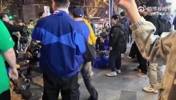申花阵营视角实拍冲突：有申花球迷疑似被国安球迷打倒躺在路边