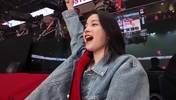 😍美女演员广濑铃现场为日本男篮助威！中国男篮罚球时被她尖叫干扰！